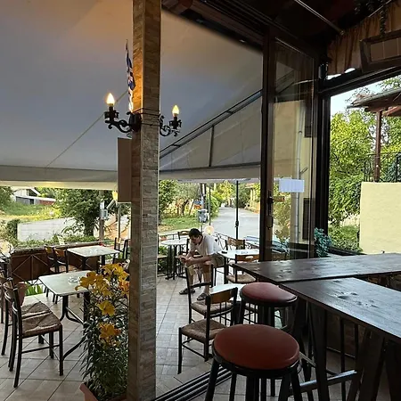 Fanis * Kókkinon Nerón